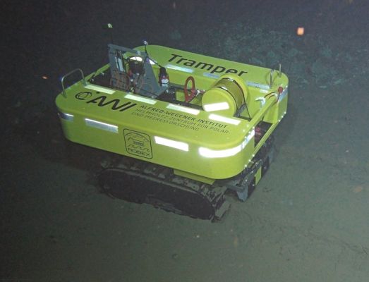 Das autonome Kettenfahrzeug TRAMPER bewegt sich in wöchentlichen Intervallen ein Jahr lang über den Tiefseeboden und misst verschiedene Parameter in der Sediment-Wasser-Grenzschicht (Foto: Copyright GEOMAR) )